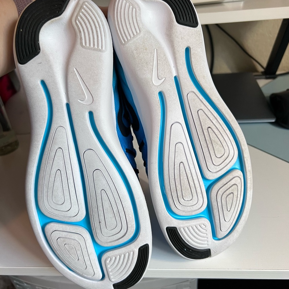 Nike blue athletic shoe - Picture 5 of 6